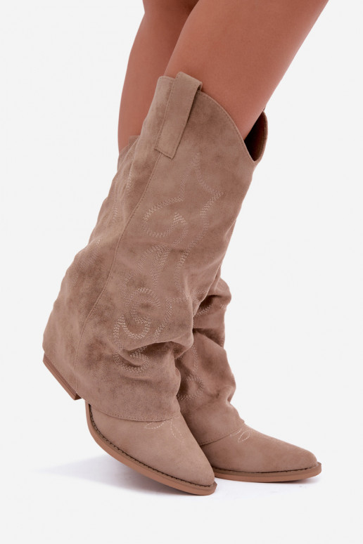 Stivali alti in stile cowboy stropicciati con tacchi e gambale cucito sabbia Ives