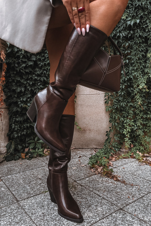 stivali alti da donna con tacco isolati color caramello Katelle