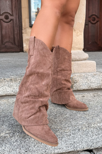 Stivali alti in stile cowboy stropicciati con tacchi e gambale cucito marrone Ives 2