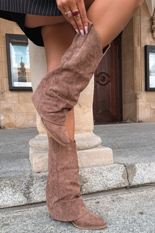 Stivali alti in stile cowboy stropicciati con tacchi e gambale cucito marrone Ives
