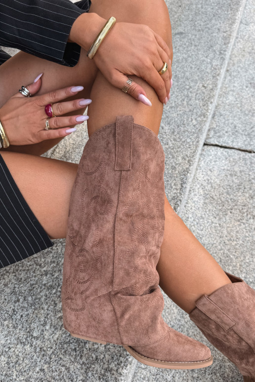 Stivali alti in stile cowboy stropicciati con tacchi e gambale cucito marrone Ives