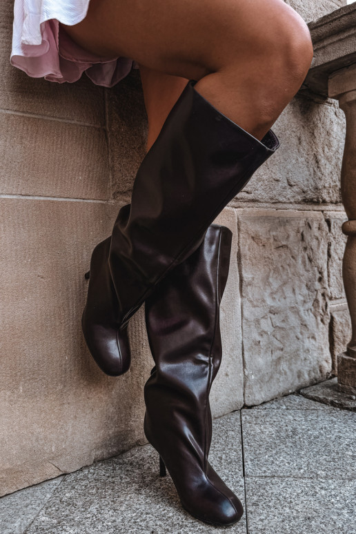 Stivali alti da donna slip-on con tacco sottile in cioccolato Caliya