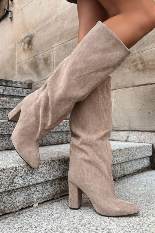 stivali alti slip-on con tacco in colore sabbia Emeline