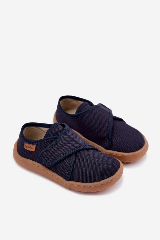 Pantofole per bambini maschi con chiusure adesive Barefoot Froddo G1700438 in blu scuro