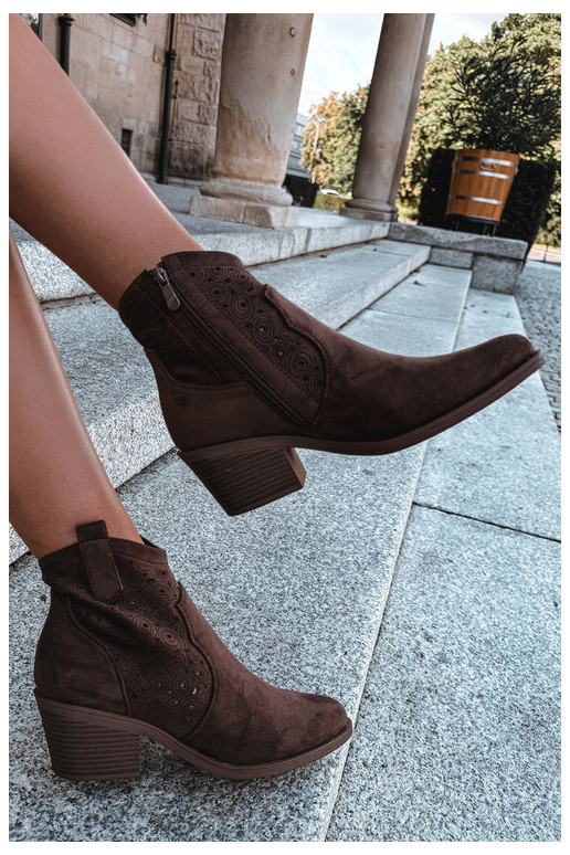 Stivaletti traforati in stile cowboy con tacco S.Barski HY62-8147 cioccolato