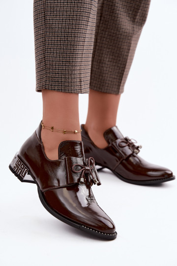 Scarpe verniciate con tacco basso e fiocchi in colore cioccolato Zazoo 1399 2