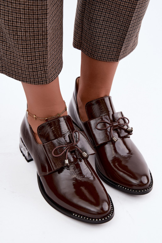 Scarpe verniciate con tacco basso e fiocchi in colore cioccolato Zazoo 1399