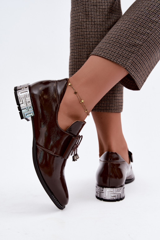 Scarpe verniciate con tacco basso e fiocchi in colore cioccolato Zazoo 1399
