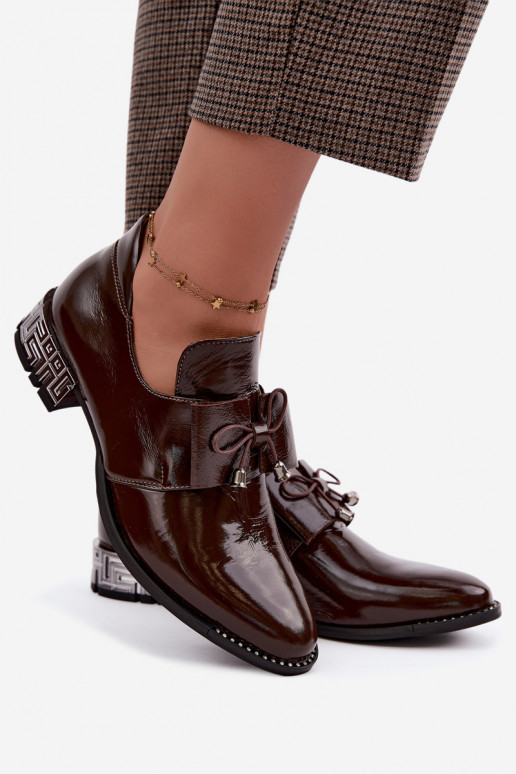 Scarpe verniciate con tacco basso e fiocchi in colore cioccolato Zazoo 1399