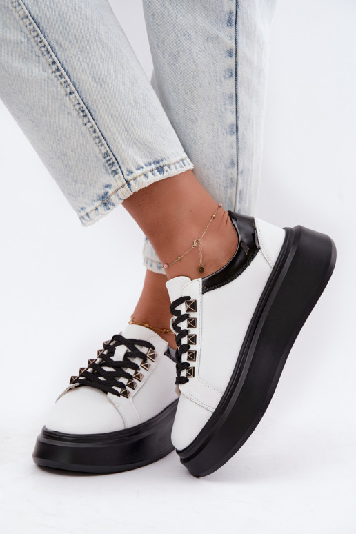 Sneakers in pelle nere e bianche con borchie Artiker 55C0401