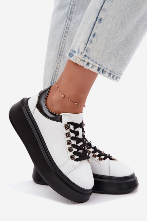 Sneakers in pelle nere e bianche con borchie Artiker 55C0401