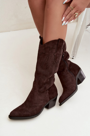 Stivali color cioccolato in suede sintetico stile cowboy con tacchi Jarissa