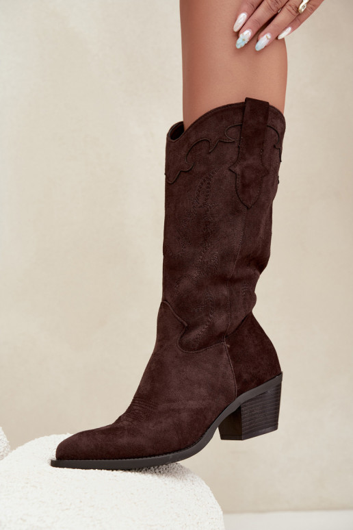 Stivali color cioccolato in suede sintetico stile cowboy con tacchi Jarissa