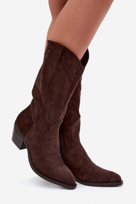 Stivali color cioccolato in suede sintetico stile cowboy con tacchi Jarissa