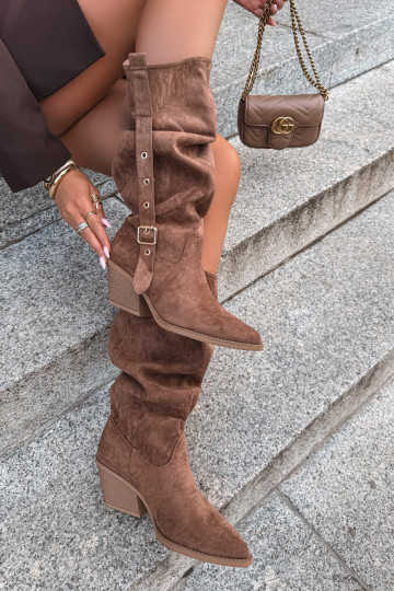 stivali alti da donna stropicciati in stile cowboy con cinturini e tacchi color marrone Adria