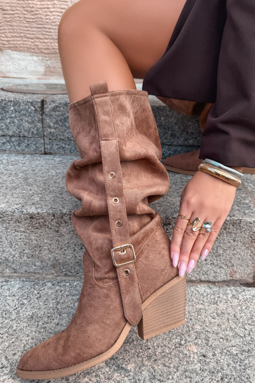 stivali alti da donna stropicciati in stile cowboy con cinturini e tacchi color marrone Adria