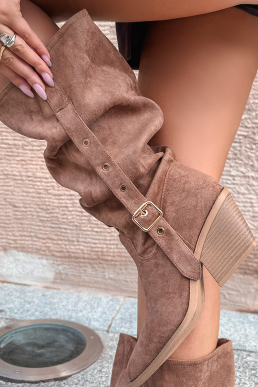 stivali alti da donna stropicciati in stile cowboy con cinturini e tacchi color marrone Adria
