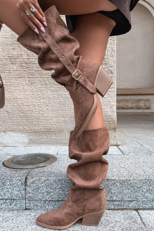 stivali alti da donna stropicciati in stile cowboy con cinturini e tacchi color marrone Adria