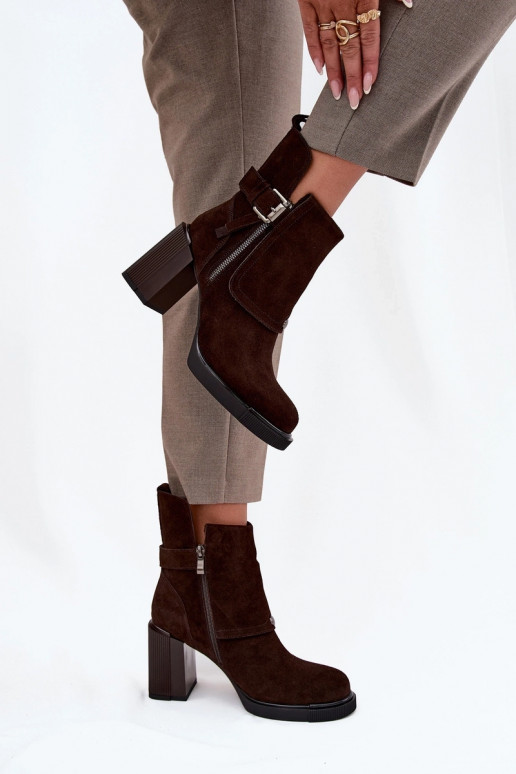 Stivaletti color cioccolato in suede sintetico con tacco e fibbie Vinceza 91152