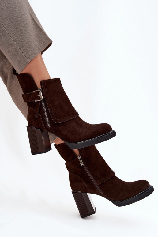 Stivaletti color cioccolato in suede sintetico con tacco e fibbie Vinceza 91152