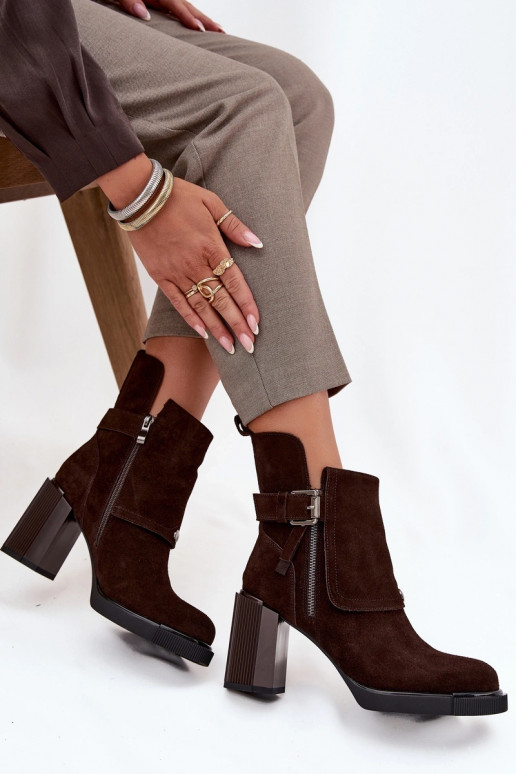 Stivaletti color cioccolato in suede sintetico con tacco e fibbie Vinceza 91152