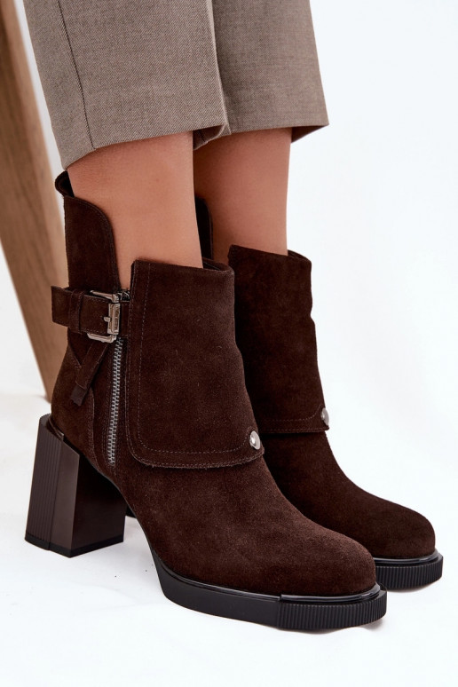 Stivaletti color cioccolato in suede sintetico con tacco e fibbie Vinceza 91152