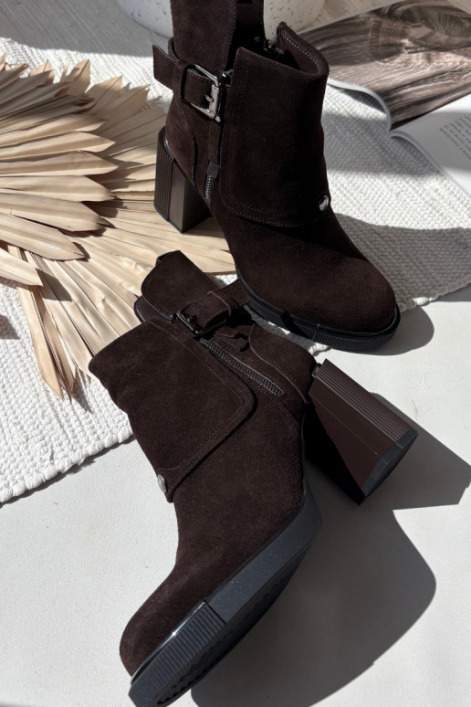Stivaletti color cioccolato in suede sintetico con tacco e fibbie Vinceza 91152