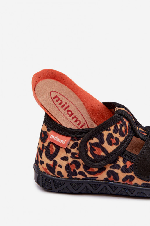 Pantofole per bambini Milami con chiusure adesive e motivi leopardati in nero e giallo Reathiana