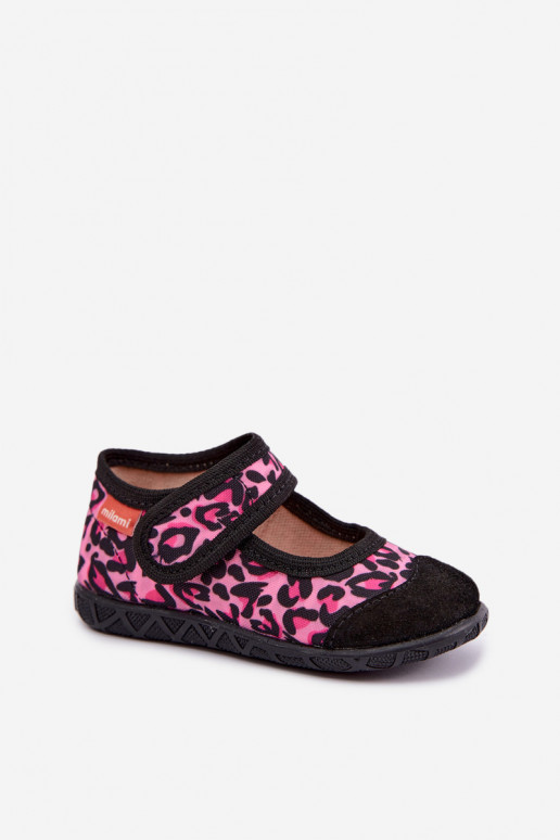 Pantofole per bambini Milami con chiusure adesive e motivi leopardati in rosa e nero Esnia