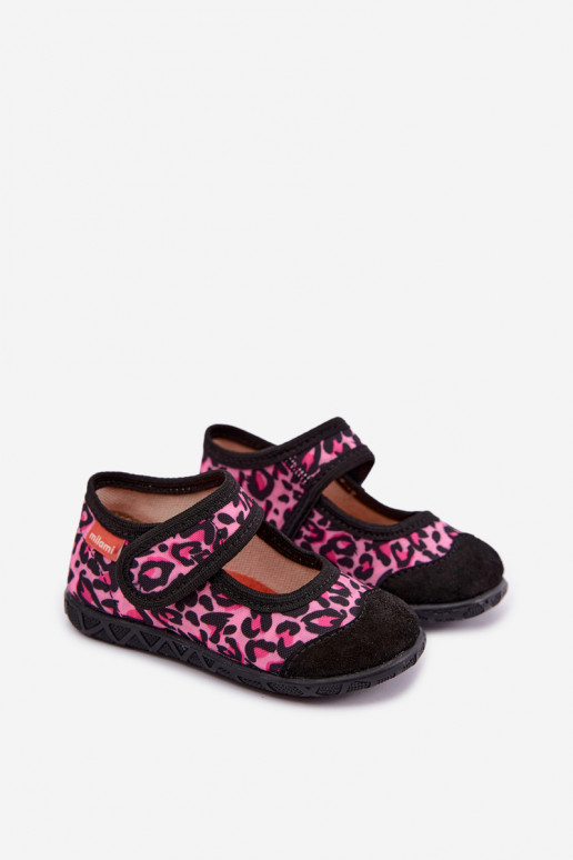 Pantofole per bambini Milami con chiusure adesive e motivi leopardati in rosa e nero Esnia