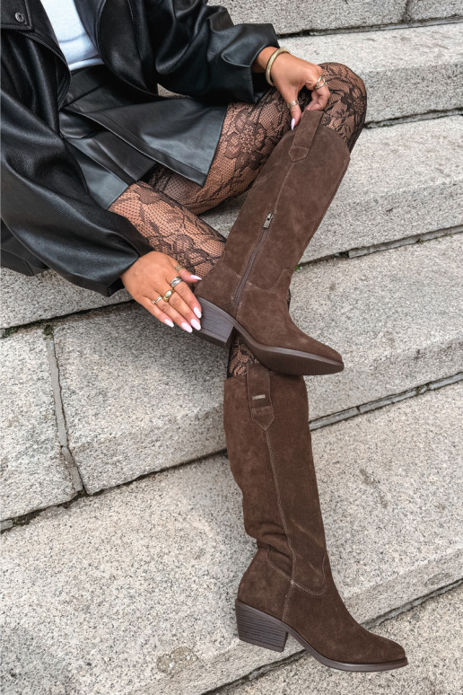 stivali alti in suede sintetico per donne con tacco basso isolati Big Star UU274519 colore cioccolato