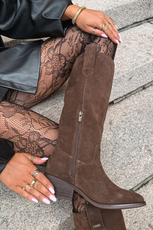 stivali alti in suede sintetico per donne con tacco basso isolati Big Star UU274519 colore cioccolato
