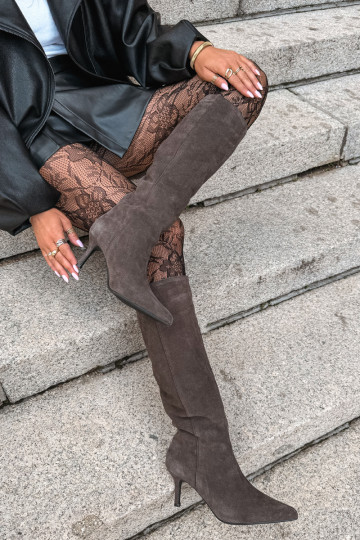 stivali alti in suede sintetico con tacco sottile isolati modello slip-on Big Star UU274495 colore marrone scuro