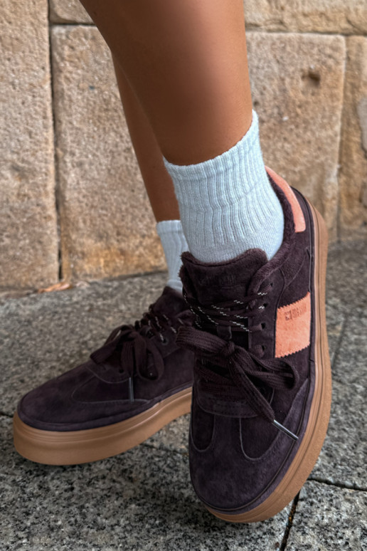 stivali modello sneakers in suede sintetico per donne isolati Big Star UU274770 colore cioccolato