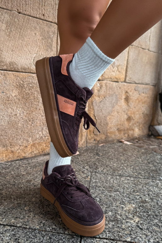 stivali modello sneakers in suede sintetico per donne isolati Big Star UU274770 colore cioccolato