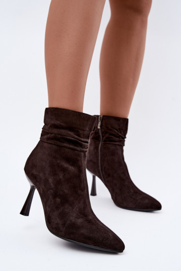 scarpe in suede con tacchi sottili isolate con volant D&A JC62-1049 color cioccolato