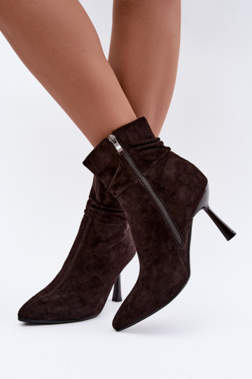 scarpe in suede con tacchi sottili isolate con volant D&A JC62-1049 color cioccolato 2
