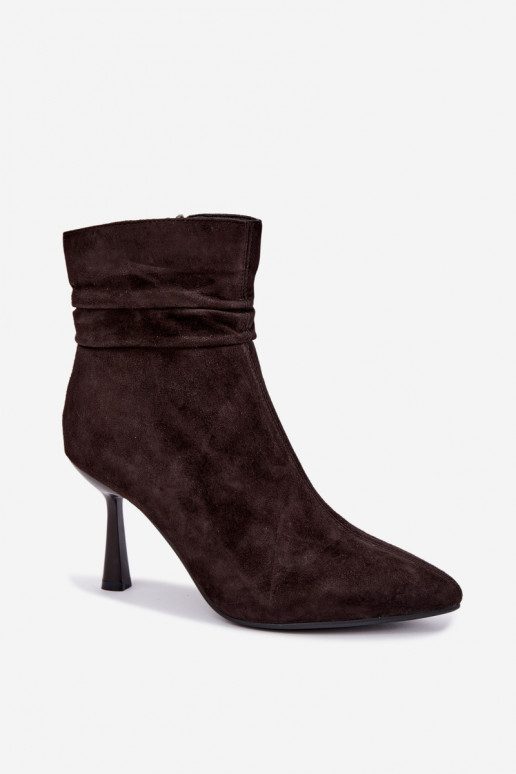scarpe in suede con tacchi sottili isolate con volant D&A JC62-1049 color cioccolato