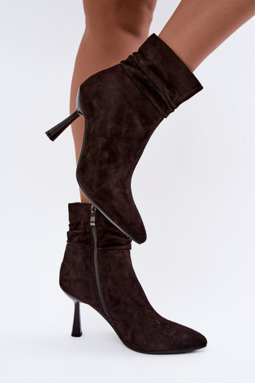 scarpe in suede con tacchi sottili isolate con volant D&A JC62-1049 color cioccolato
