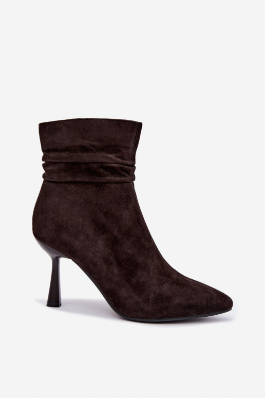 scarpe in suede con tacchi sottili isolate con volant D&A JC62-1049 color cioccolato