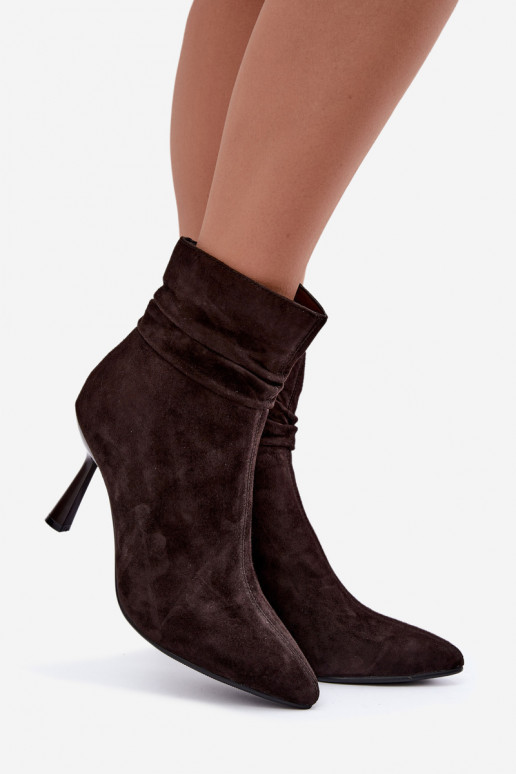 scarpe in suede con tacchi sottili isolate con volant D&A JC62-1049 color cioccolato