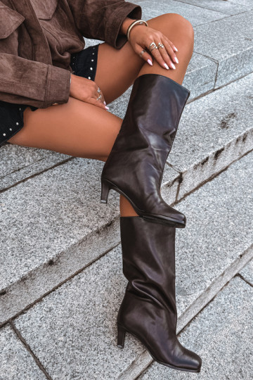 Stivali lunghi slip-on con tacco cioccolato Caldira