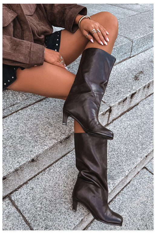 Stivali lunghi slip-on con tacco cioccolato Caldira