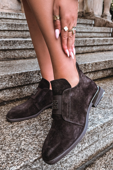 Stivali in suede sintetico con decorazione Vinceza 91185 cioccolato