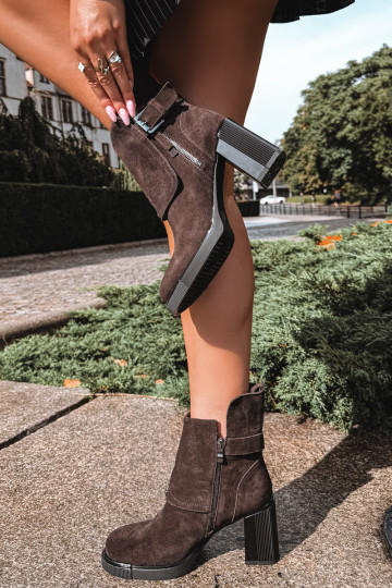 Stivaletti color cioccolato in suede sintetico con tacco e fibbie Vinceza 91152 2