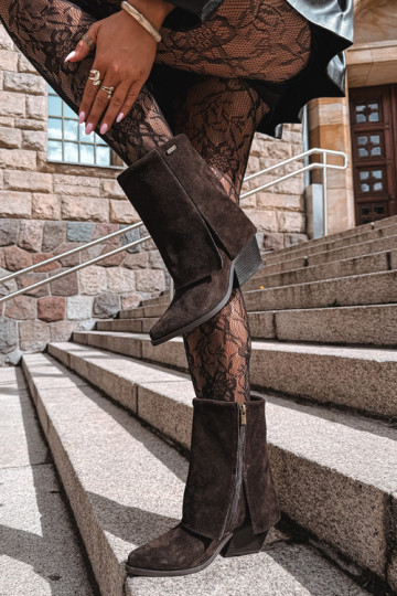 stivaletti in stile cowboy con tacco in suede naturale con gambale ricamato Big Star UU274115 colore cioccolato