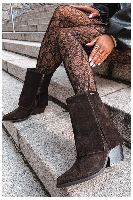 stivaletti in stile cowboy con tacco in suede naturale con gambale ricamato Big Star UU274115 colore cioccolato