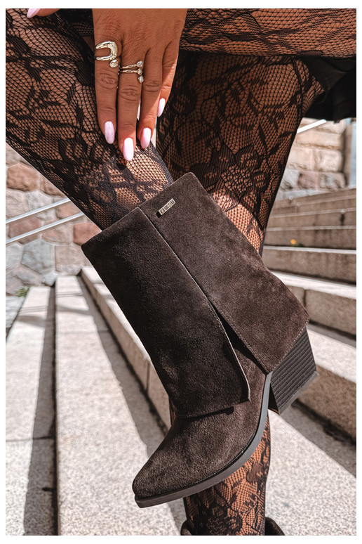 stivaletti in stile cowboy con tacco in suede naturale con gambale ricamato Big Star UU274115 colore cioccolato