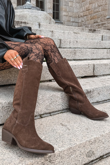 stivali alti in suede sintetico per donne con tacco basso isolati Big Star UU274519 colore cioccolato 2