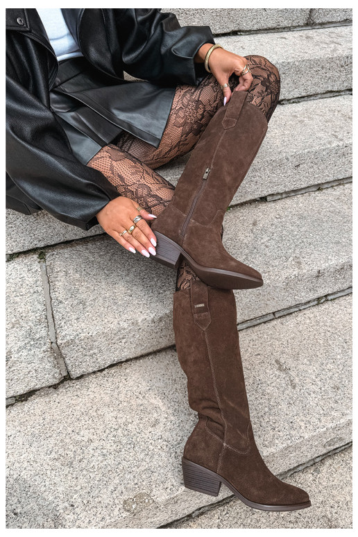 stivali alti in suede sintetico per donne con tacco basso isolati Big Star UU274519 colore cioccolato